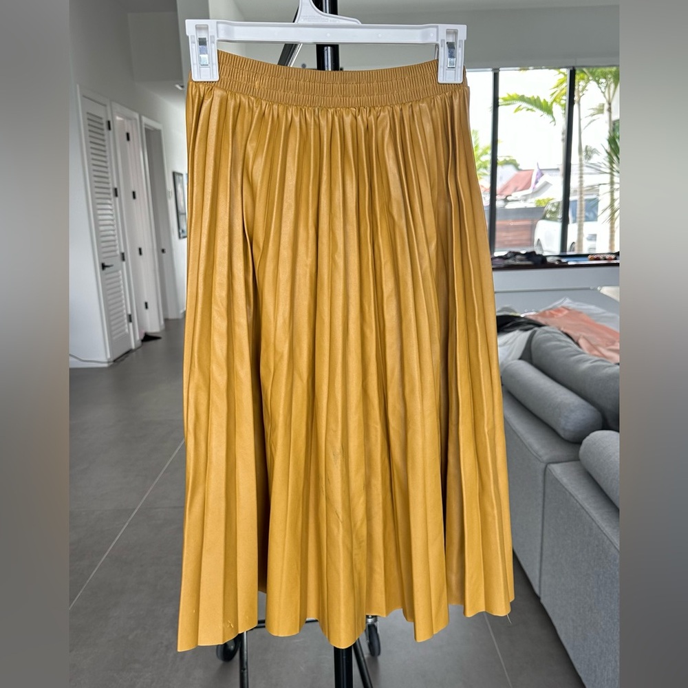 Faux leather skirt 
Has some stains 
Pls see photo
One size, should fit s/m
